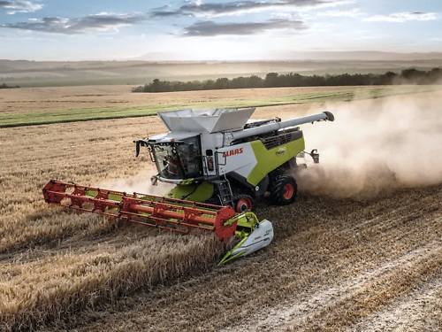 Mähdrescher CLAAS mit Elektrozylinder Mähdrescher von CLAAS mit Elektrozylinder auf Feld