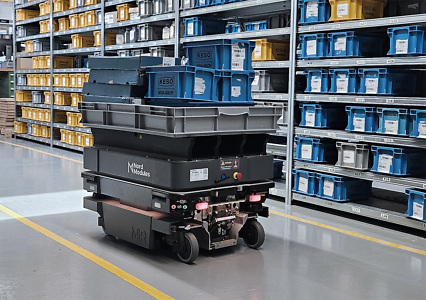 Automatisierte Intralogistik mobile Roboter Automatisierte Intralogistik mit einem mobilen Roboter